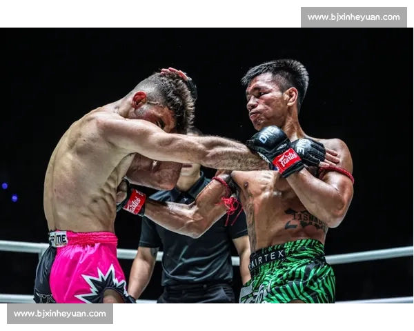 舍身踢两度读秒！苏阿布莱克踢拳首秀震撼 KO 桑阿希提